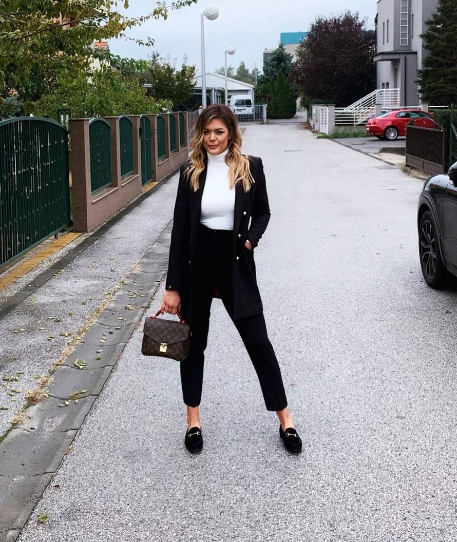 Sandra pozirala s maskom, ali svu pozornost 'ukrao' grudnjak