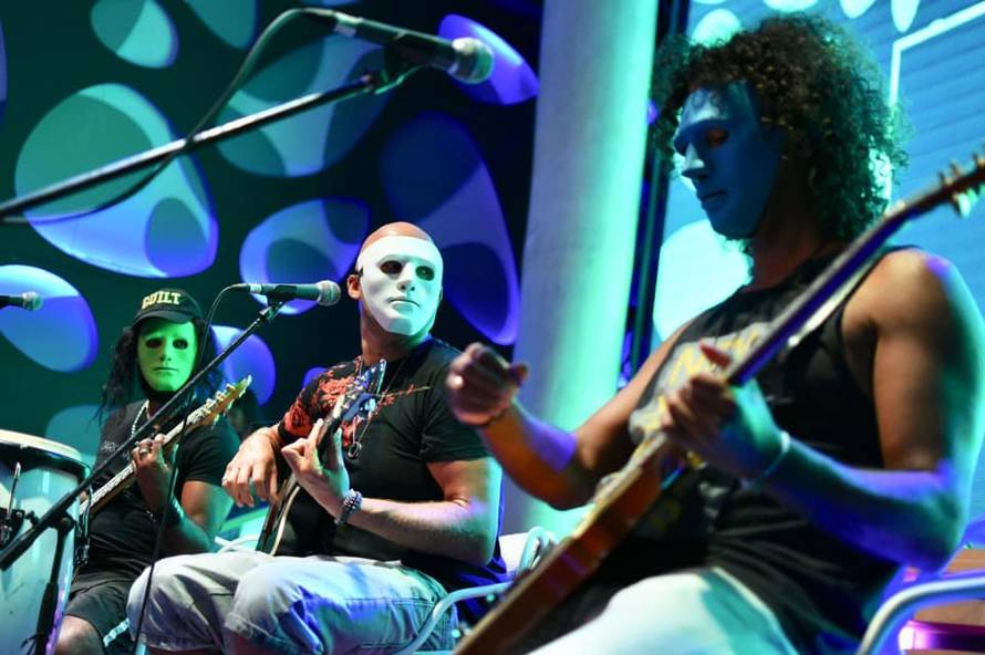 Live koncert na krovovima u Zagrebu i Amsterdamu