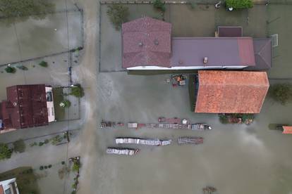 Pogled iz zraka na poplavljeno mjesto  Brodarci kod Karlovca 