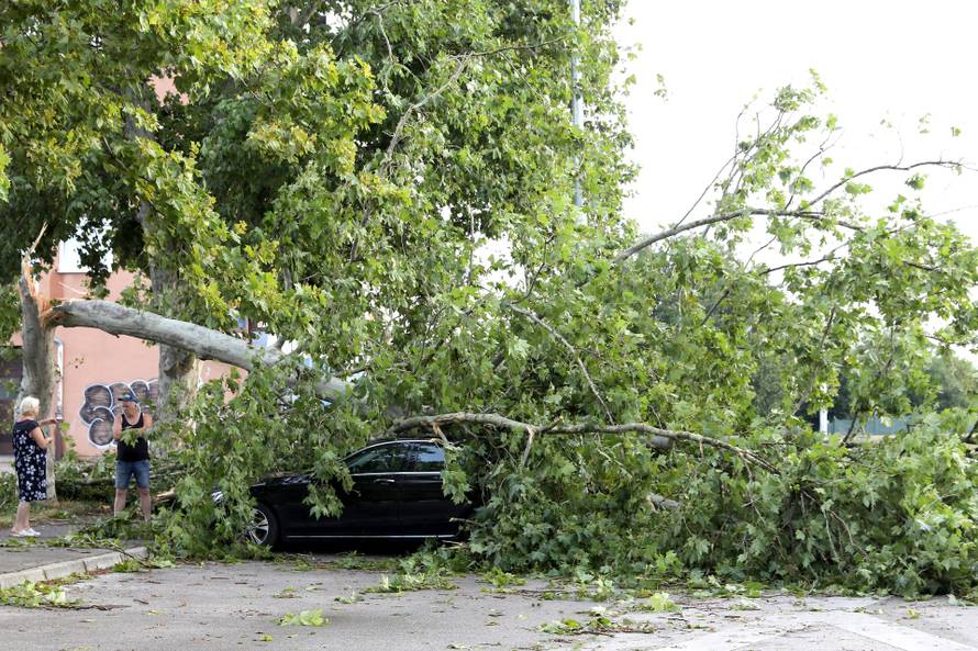 Zagreb: Posljedice oluje i dalje vidljive na ulicama