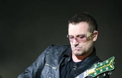 Bono Vox održao mali božićni koncert na ulicama Dublina