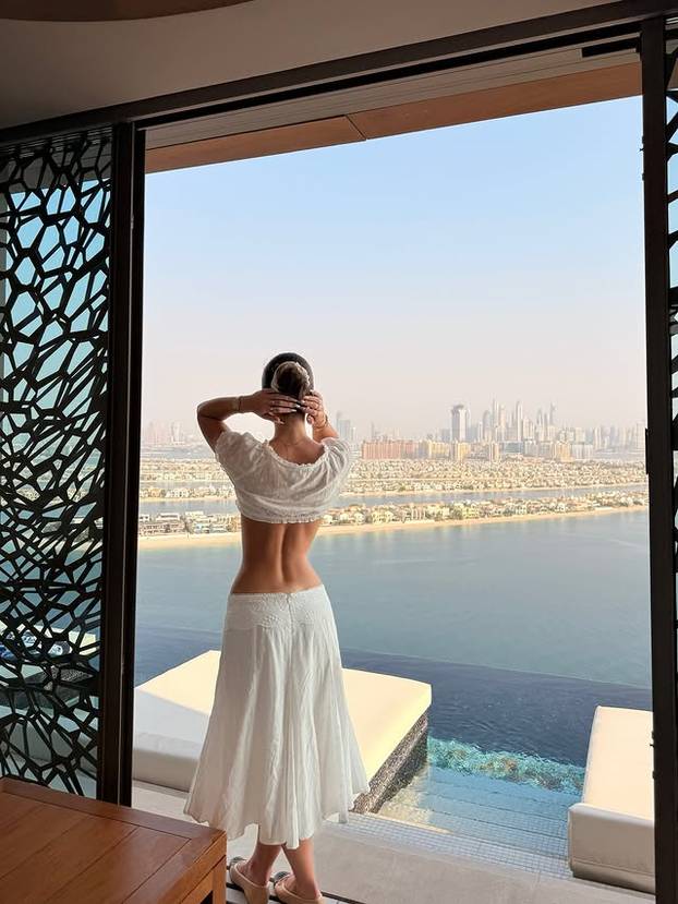 FOTO Proglasili su je kraljicom Coachelle: Seksi Leah grudnjak ne nosi, tangice joj odlično stoje