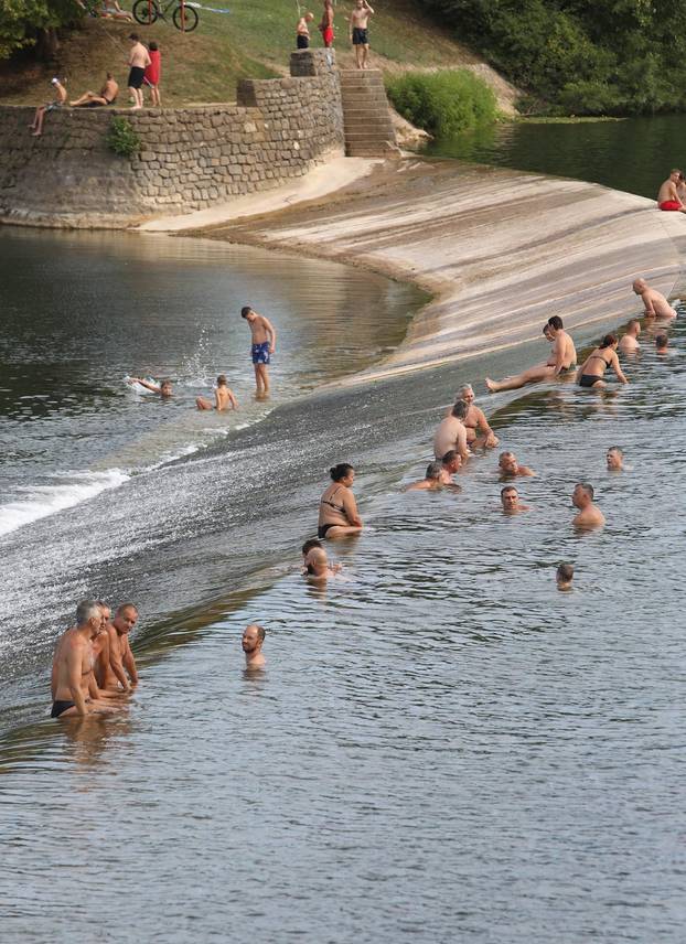 Karlovac: Osvježenje u rijeci Korani