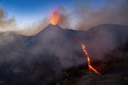 FOTO Spektakularni prizori iz Italije: Erupcija vulkana na Etni