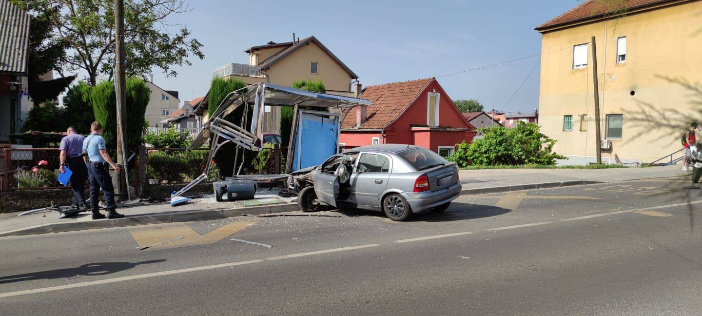 VIDEO Dobro da nije bilo nikoga na stanici! Uništio autobusnu nadstrešnicu u Zagorskoj ulici