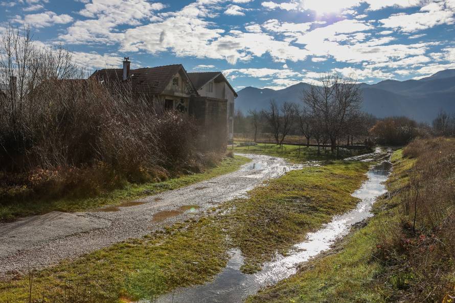 U Gračacu je zbog obilne kiše došlo do izlijevanja rijeke Otuče