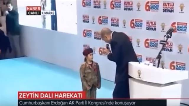 Erdogan uplakanoj djevojčici na pozornici: 'Vojnici ne plaču...'