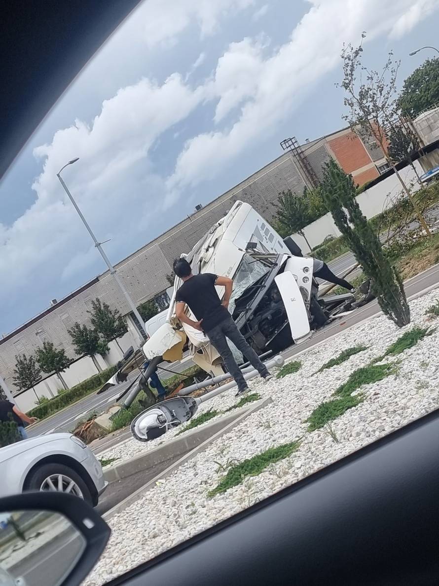 VIDEO Kako se iz ovoga izvukao bez ogrebotine?! Kamperom prepolovio stup u Zagrebu!