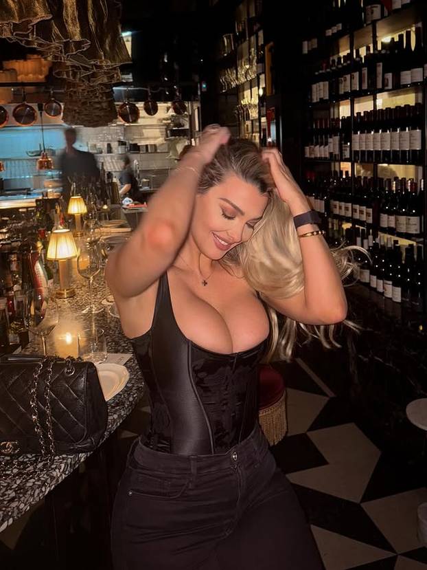 FOTO Iza seksi figure krije se prava feministkinja koja ne šuti