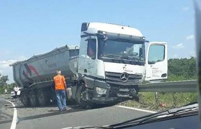 Nesreća kod Pojatnog: U sudaru sa šleperom poginuo vozač auta