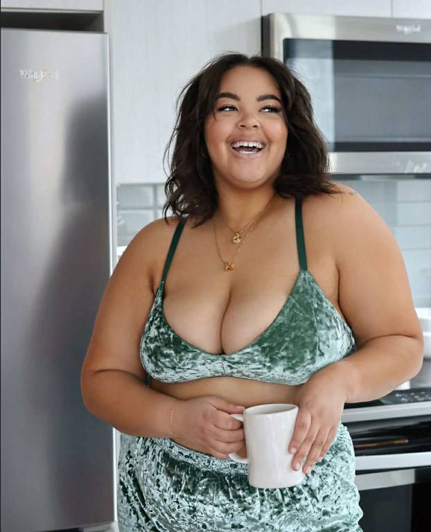 Plus-size influencerica ponosno pokazuje svoje obline: 'Tko se ne bi hvalio ovakvim grudima?'