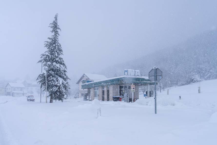 U Vrhovinama i Babinom Potoku palo je oko 50 do 80 cm snijega 