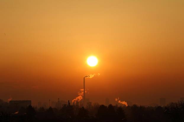 Izlazak sunca nad toplanom