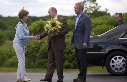Kavalir Putin Bushevoj ženi i majci donio cvijeće