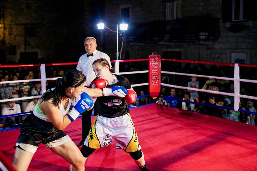 Borilački spektakl za Cikatića: Uz ring u Kaštelima 2000 ljudi