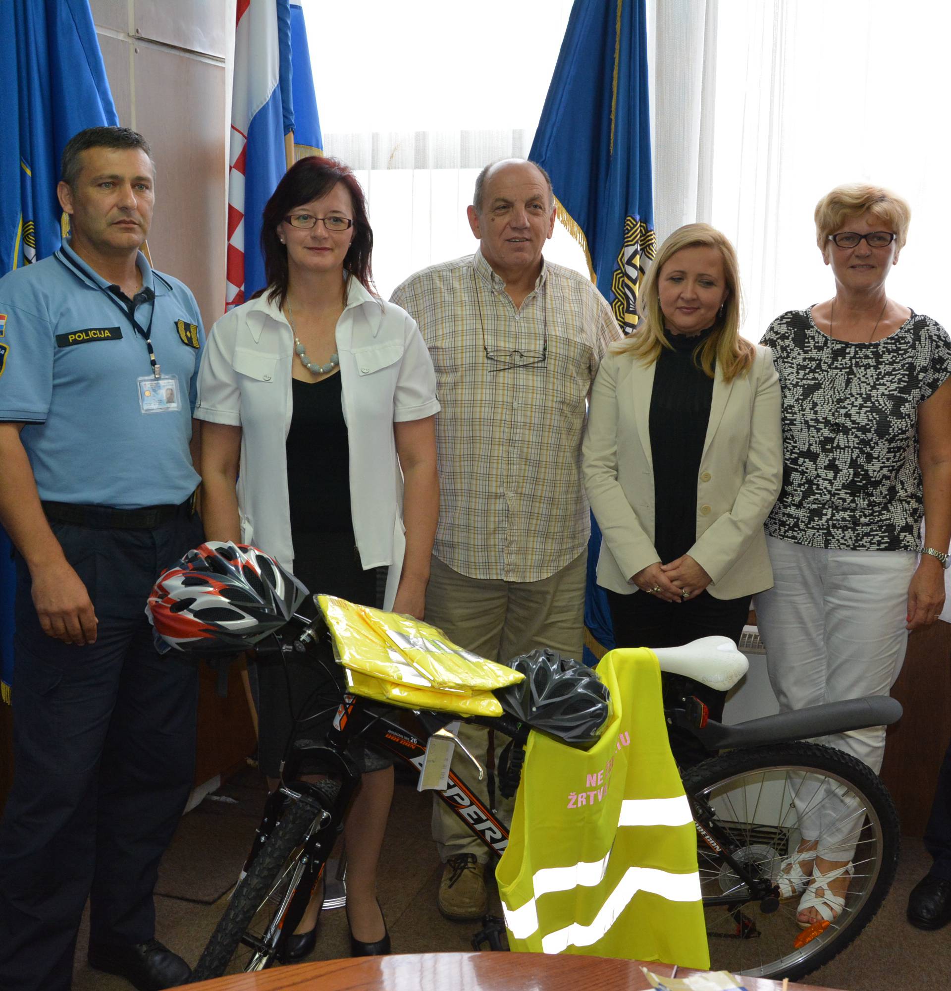 Poklon: Policija donirala bicikle ravnateljima osnovnih škola