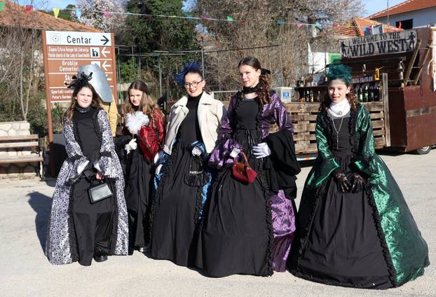 Jezera: Maškarana povorka prodefilirala je Jezerima