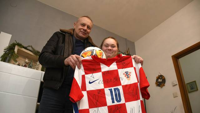 Bjelovar: Elizabeti Vida uručen dres hrvatske nogometne reprezentacije s  potpisima igrača