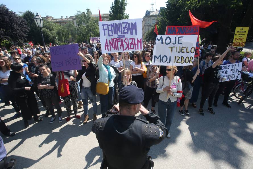 U 'Hodu za život' 7000 ljudi, priveli dvije antiprosvjednice
