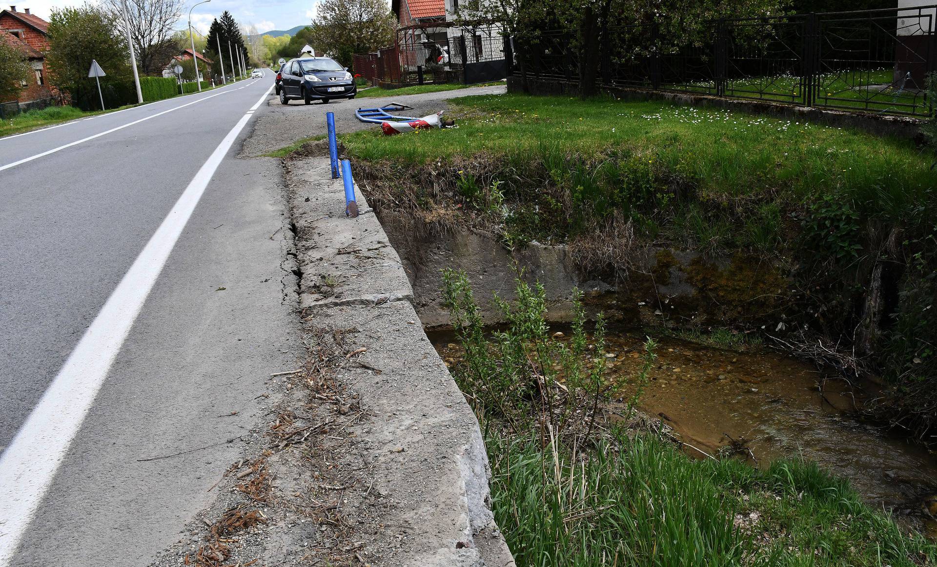 Busnovi: Autobus koji je prevozio školsku djecu sletio s ceste