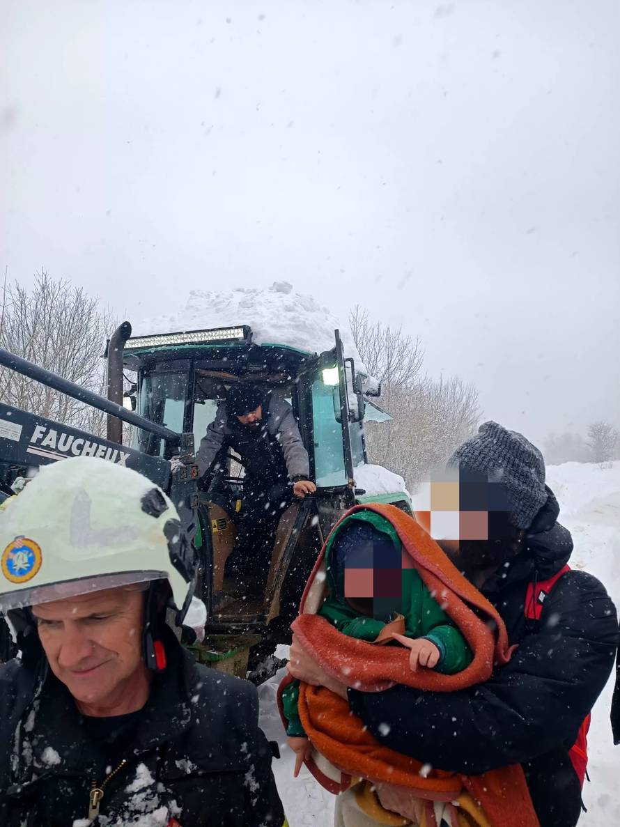 DRAMA NA PLITVICAMA Obitelj zapela u snijegu, vatrogasci se pješice probijali kroz nanose