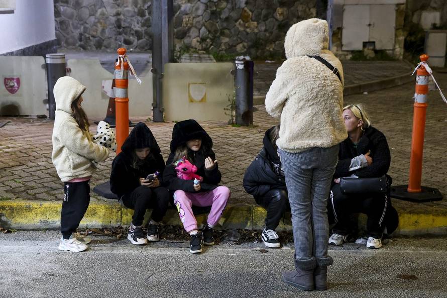 Strong earthquake, magnitude 4.4, with epicentre in the Campi Flegrei area but it was also clearly felt in Naples as it was very long lasting, people in the streets in the Fuorigrotta and Bagnoli districts, debris falling from provincial buildings