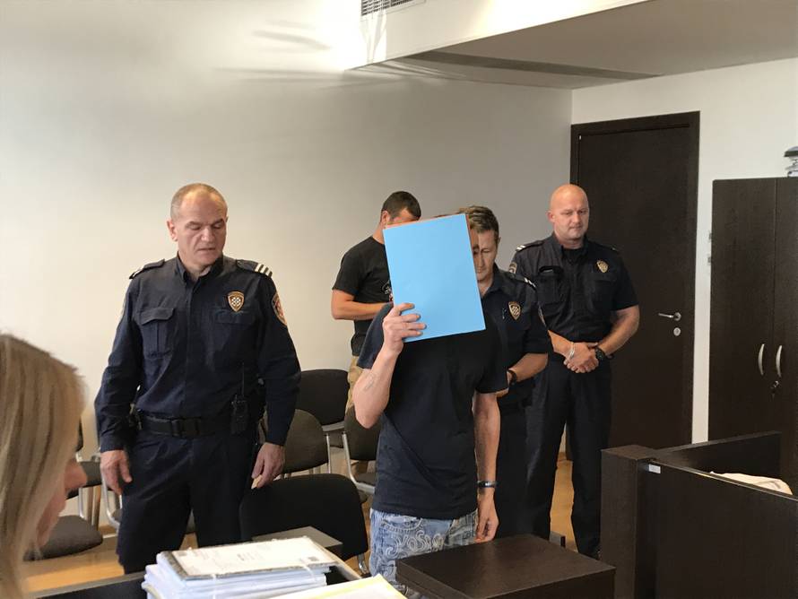 'Uhvatio me rukama oko vrata, vidjela sam odsjaj oštrice noža'