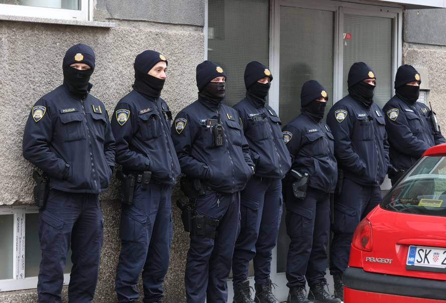 Prosvjednici  su stigli pred stan Tomislava Tomaševića i najavili  da će pjevati Thompsonove pjesme 