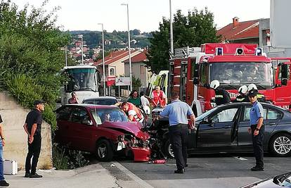 Nesreća pokraj Sinja: U sudaru dva auta ozlijeđeno dvoje ljudi