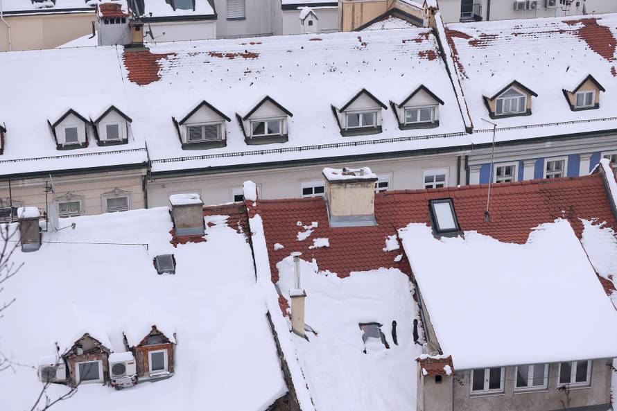 Zagreb: Porast temperature donosi i opasnost od pada snijega s krovova