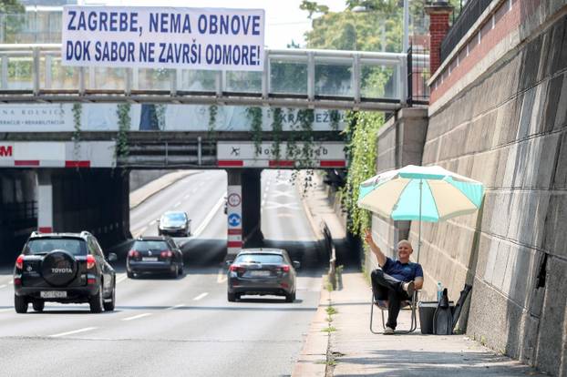Zagreb: Renato Petek performansom pozdravio zastupnike koji odlaze na godišnje odmore