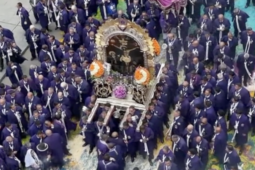 Tisu&cacute;e ljudi sudjeluju u peruanskoj procesiji Gospodina &ccaron;udesa
