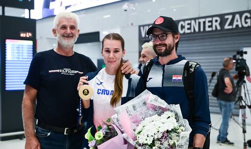 FOTO Emocije, sre&cacute;a, prijatelji i obitelj na okupu! Europska heroina Sara Kolak je stigla ku&cacute;i