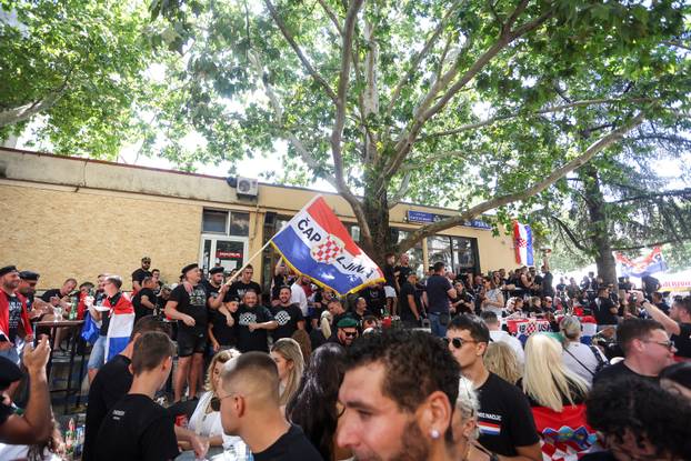 Brojni obožavatelji na ulicama Sinja uoči Thompsonovog koncerta