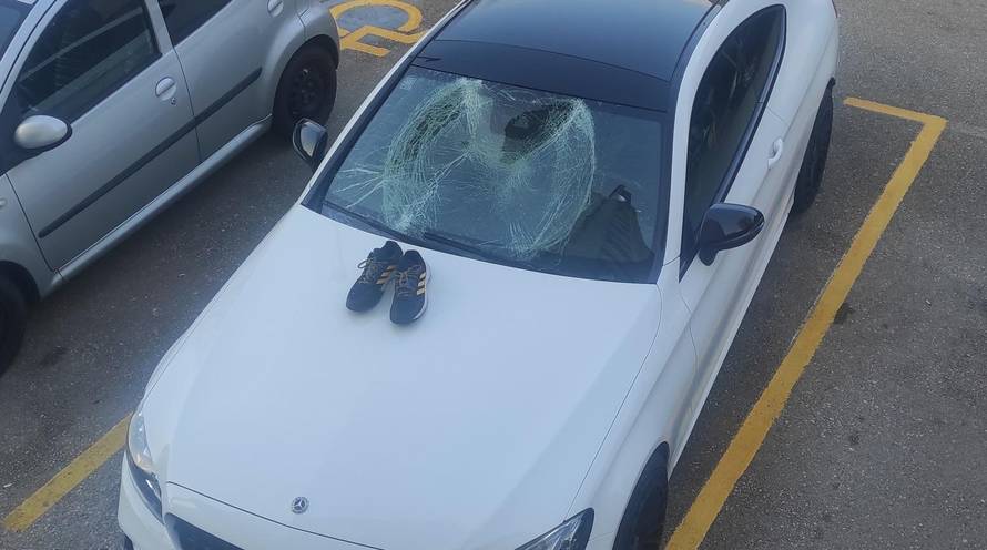 Netko u Rijeci razbija aute koji su parkirani na invalidskim mjestima! Ostavlja i 'poklone'