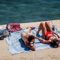 FOTO Vrućine prže Hrvatsku! Na Bačvicama prepune plaže, u Puli tražili okrjepu i spas u hladu