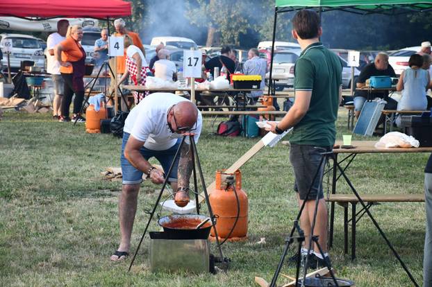 FOTO Otvoreno prvenstvo u kuhanju Fiša: Kotlovi i miris ribe preplavili Slavonski Brod