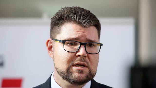 Zagreb: Peđa Grbin dao je izjavu okupljenim medijima nakon sjednice Predsjedništva SDP-a