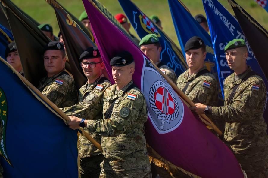 Velika Gorica: Uvježbavanje pješačkih postroja Hrvatske vojske za svečani vojni mimohod