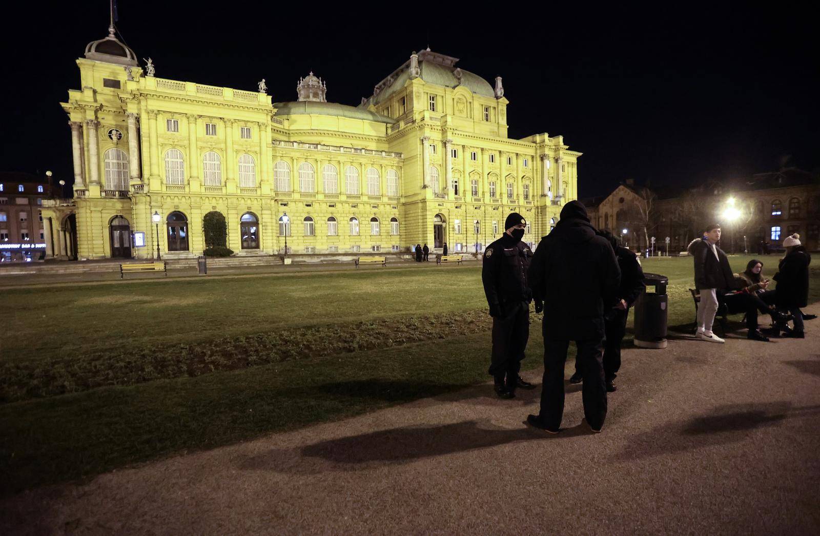 Zagreb: Policija i prometni redari dežuraju oko HNK i ne dopuštaju okupljanje mladima