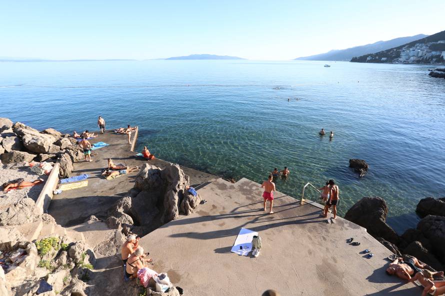 Opatija: Kupa?i na plaži Lido