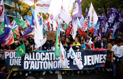 Deseci tisuća ljudi na ulicama Pariza marširaju protiv naglog rasta cijena životnih troškova