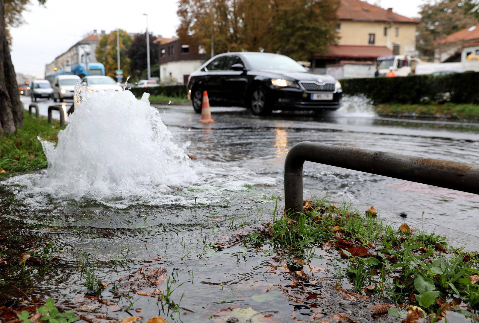 Zagreb: Zbog puknuća cijevi poplavljen dio Zvonimirove ulice