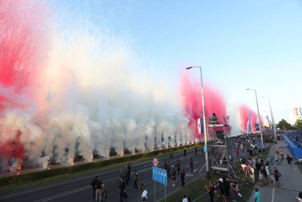 Zagreb: Vojni mimohod završio uz veličanstveni pirotehnički šou 