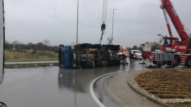 Kamion mikser prevrnuo se u kružnom toku, vozač ozlijeđen