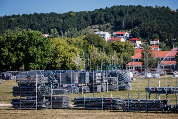 Sinj: Pripreme na Hipodromu za koncert Marka Perkovića Thompsona