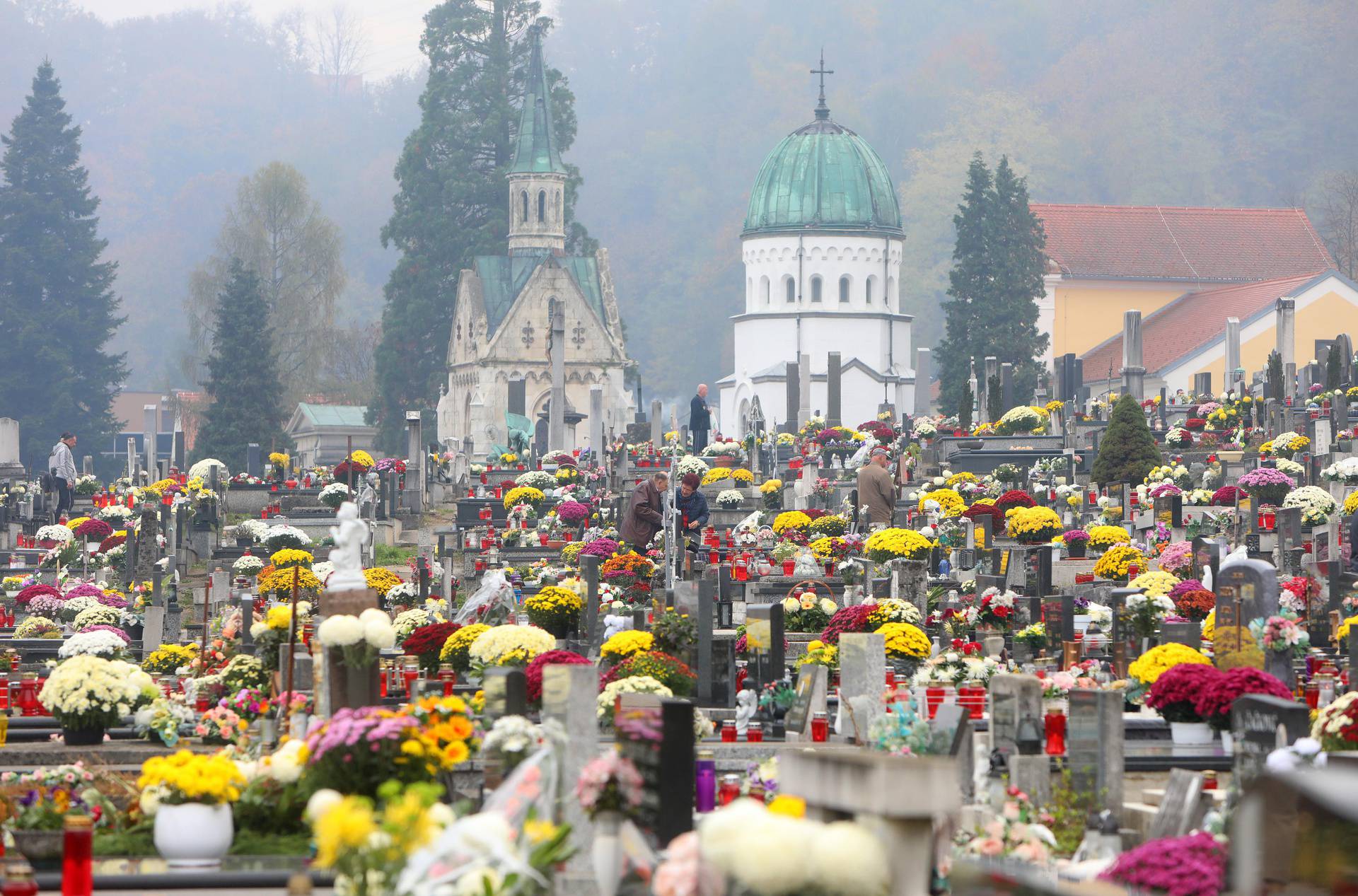 Blagdan je Svih svetih: Brojni građani posjećuju groblja