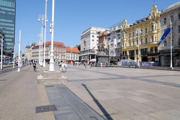 Zagreb: Zbog velikih vrućina građani potražili spas u hladu 