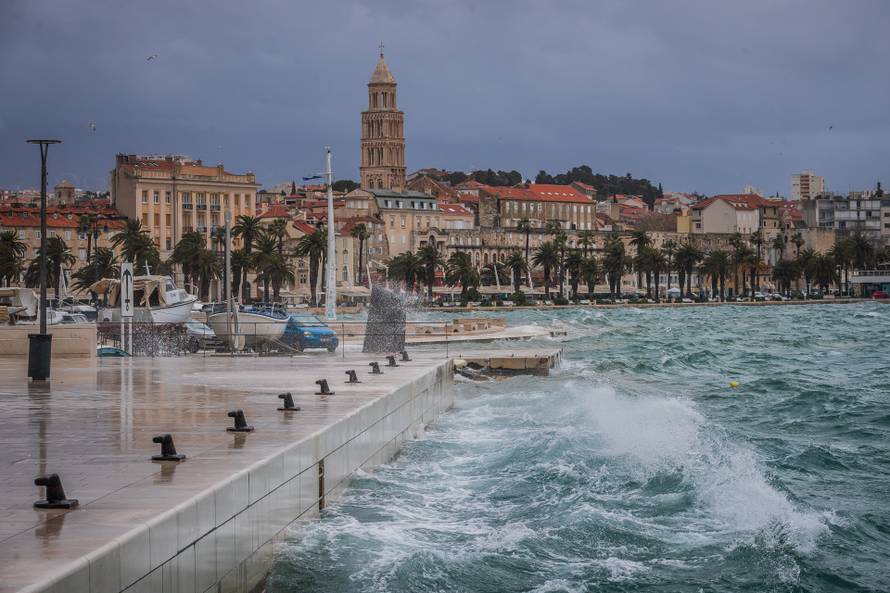 Split: Orkansko jugo potopilo rivu te stvaralo probleme u pomorskom prijevozu