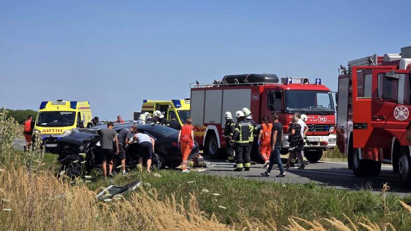 Teška prometna nesreća kod Čepina: poginula jedna osoba